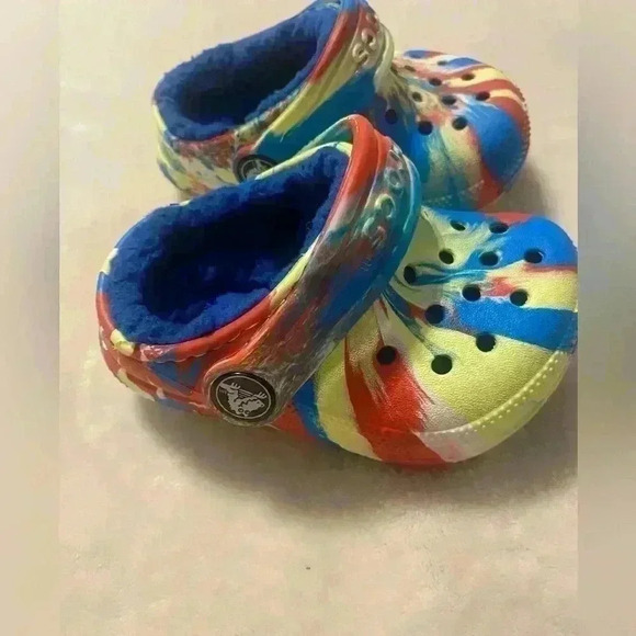 Crocs classic lined marbled toddler clogs colors are blue red yellow white 4C - Picture 3 of 9
